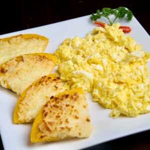 HUEVOS CON AREPA CON QUESO